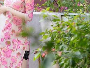 秀人网 – 白微Sera短裙写真，像一口好酒，越品越觉有趣