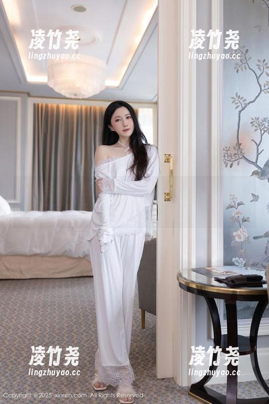 秀人网 - 陈雅漫VICKY的白丝美图，谁说只有秋天才能上演一场丝袜之舞？
