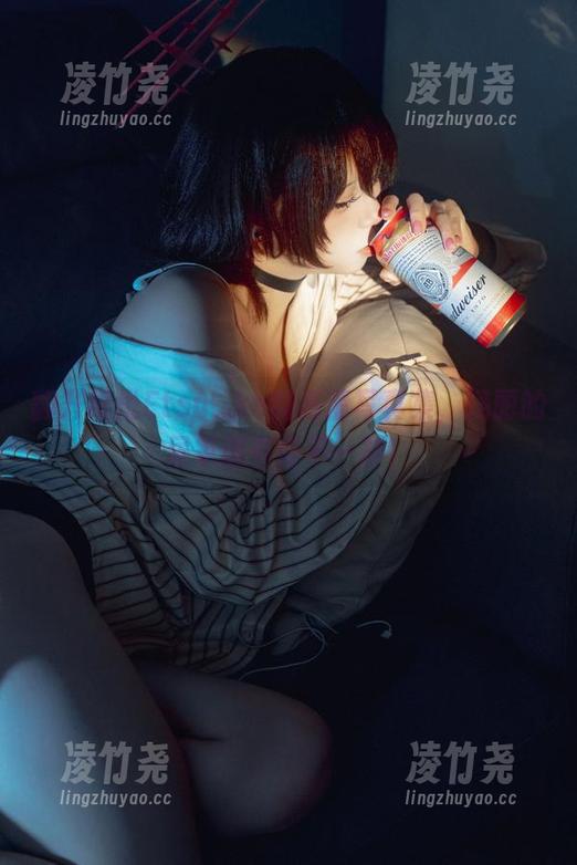 翻开纸悦Etsu_ko的高清写真集，玛丽的居家服有些不一样！