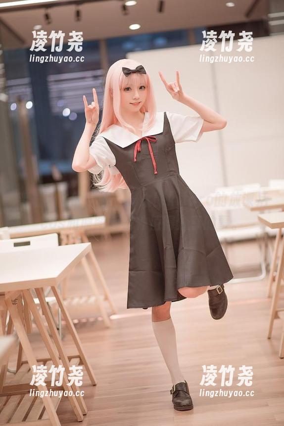 架着学生的制服，绮太郎kitaro的放课后cos和原图都是件值得分享的事。