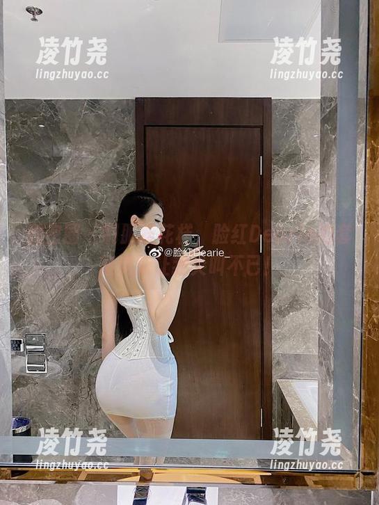 微密圈 - 制服新花样，脸红Dearie的套图更新让我尖叫不已！