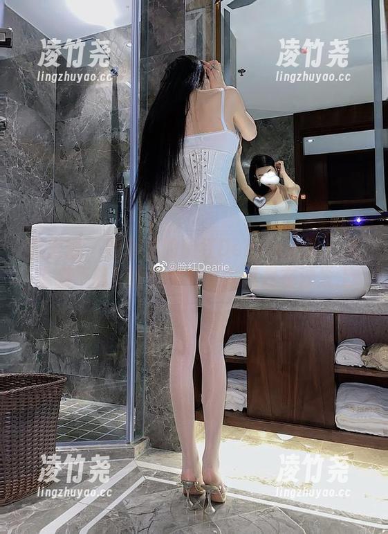 微密圈 - 图库里的脸红Dearie豹纹：谁说猫不能与爱情同行，尤其是在沙发上