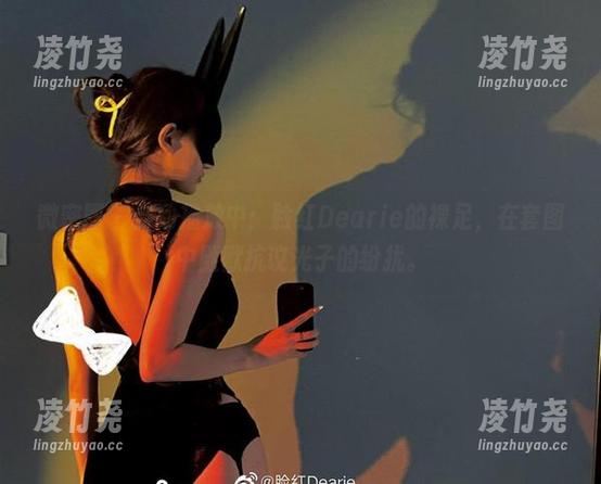 微密圈 - 自动播放中：脸红Dearie的裸足，在套图中默默抗议光子的纷扰。