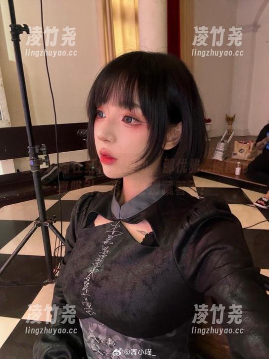 看舞小喵在红裙里扭动，那优雅...原图可真吸引，资源也别藏着了！