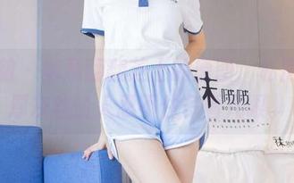 袜啵啵 – 随意翻翻芝士的原图，私房里的厚灰丝让人忍不住多看几眼。