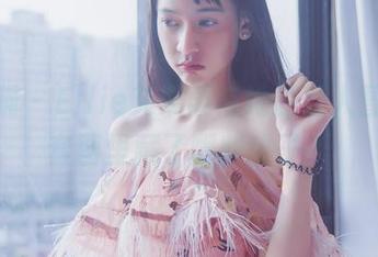 轰趴猫 – Ellie艾栗栗与她的双人冒险，套图里藏了哪些段子？