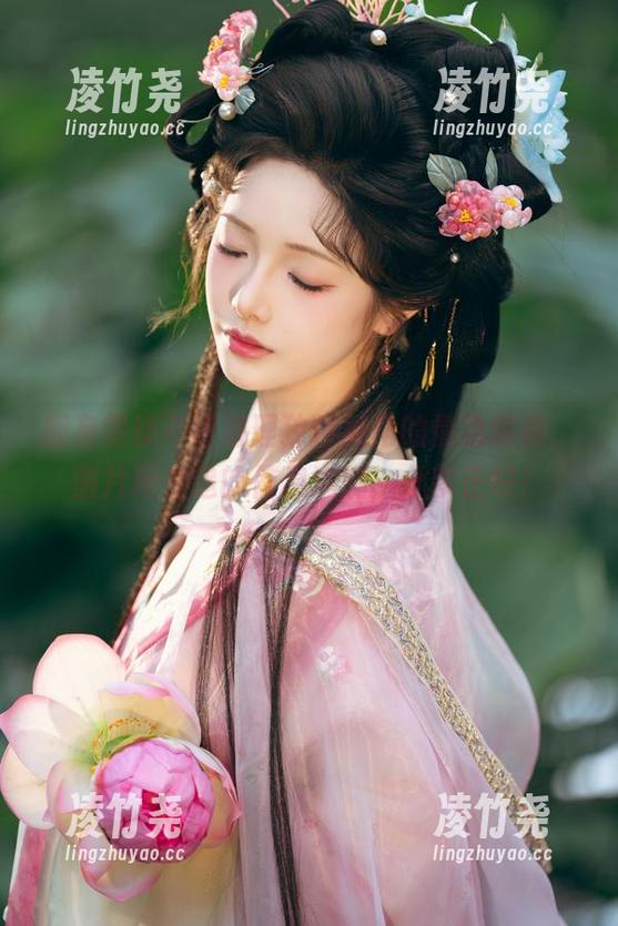 拥有雯妹不讲道理独特视角的情蛊瞬间，图片所传递的信息满满，分享正好！