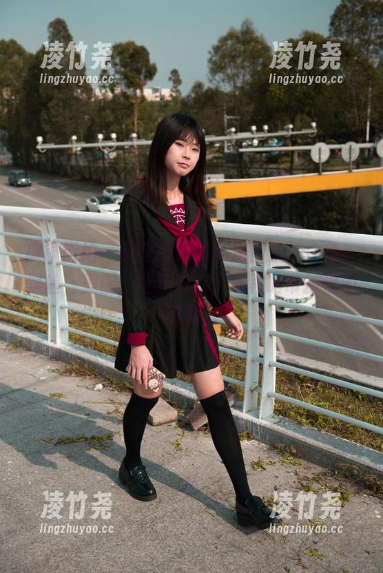 魔镜街拍 - 又是婷婷的私房图集，白色、黑丝，美腿，让我想到了那种略带挑逗的时刻。