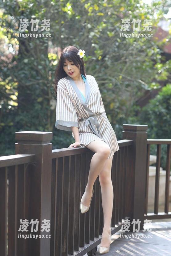 魔镜街拍 - 当OL遇上黑丝：婷婷的日常套图合集，谁说工作不能有乐趣？