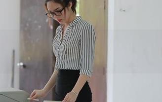 魔镜街拍 – 逛商业广场，萌宝儿在哈哈镜前的包臀裙肉丝，图包和资源全在这儿！