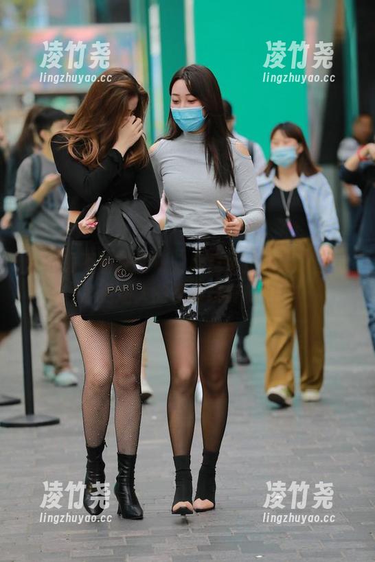 壁纸也不怕被调戏，魔镜街拍的原图呈现了更迷人的黑丝改良旗袍！