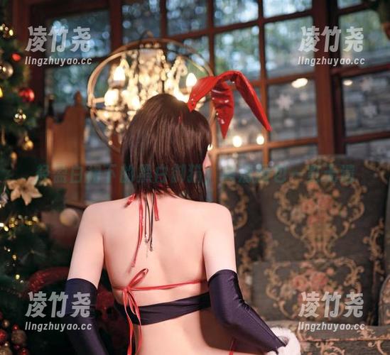 轻盈白裙下的黑白御猫，高清图包一览无遗